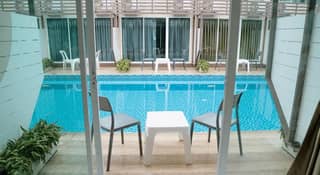 ระเบียงติดสระน้ำ Deluxe Pool Access